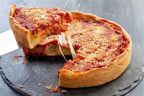  Chicago-Style Deep Dish Pizza:  Syvä ja täynnä makua, tämä italialainen klassikko on saatavilla pizzerioissa joka puolella Chicagon!