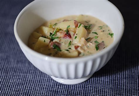  New England Clam Chowder:  Kermaisen ja makusillisen meren herkun täydellinen yhdistelmä!